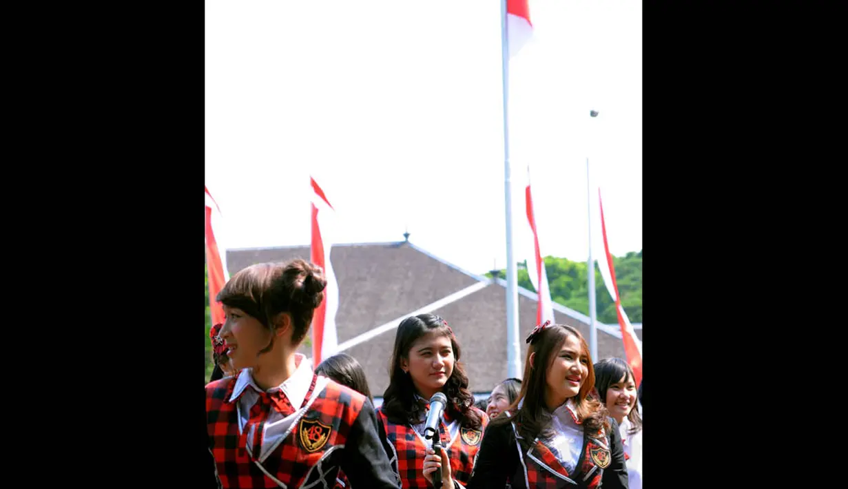 Di Lapangan Satria Mandala, Jakarta, JKT48 muncul dengan seragam kebanggaan, kotak-kotak merah hitam, Minggu (17/8/14). (Liputan6.com/Faisal R Syam)