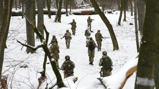 FOTO: Ancaman Invasi Rusia, Warga Ukraina Bergabung dengan Tentara Cadangan