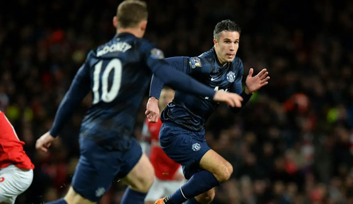 Striker Manchester United Robin van Persie mengontrol bola pada pertandingan sepak bola Liga Utama Inggris antara Arsenal dan Manchester United di Stadion Emirates di London pada 12 Februari 2014.(AFP/Ben Stansall).