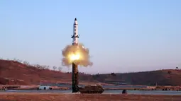 Korea Utara meluncurkan rudal jarak menengah dan jauh Pukguksong-2 di tempat yang dirahasiakan, Minggu (12/2). Kim Jong Un memimpin langsung peluncuran rudal Pukguksong-2. (AFP PHOTO/KCNA) 