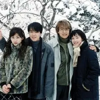 Winter Sonata menceritakan tentang Joong sang dan Yu Jin yang saling jatuh cinta. Akan tetapi kisah cinta mereka tak berjalan lancar lantaran Joong Sang mengalami amnesia. (Foto: Soompi.com)