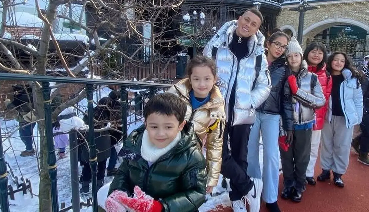 Melalui akun Instagram, Ussy juga membagikan momen bersama keluarganya saat berada di Jepang. Dalam unggahan tersebut, keluarga selebriti ini juga terlihat menikmati momen bermain salju. (Liputan6.com/IG/@ussypratama)