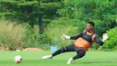 Meski demikian, The Jakmania, sebutan untuk suporter Persija Jakarta, dijadwalkan hadir memberikan dukungan pada sesi latihan Jumat (8/5/2026). Persija Jakarta dijadwalkan akan berangkat ke Samarinda pada Sabtu (9/5/2026). Tampak dalam foto, penjaga gawang Persija Jakarta, Carlos Eduardo, saat mengikuti sesi latihan di Persija Training Ground, Bojongsari, Kota Depok, Jawa Barat, Kamis (7/5/2026). (Bola.com/M Iqbal Ichsan)