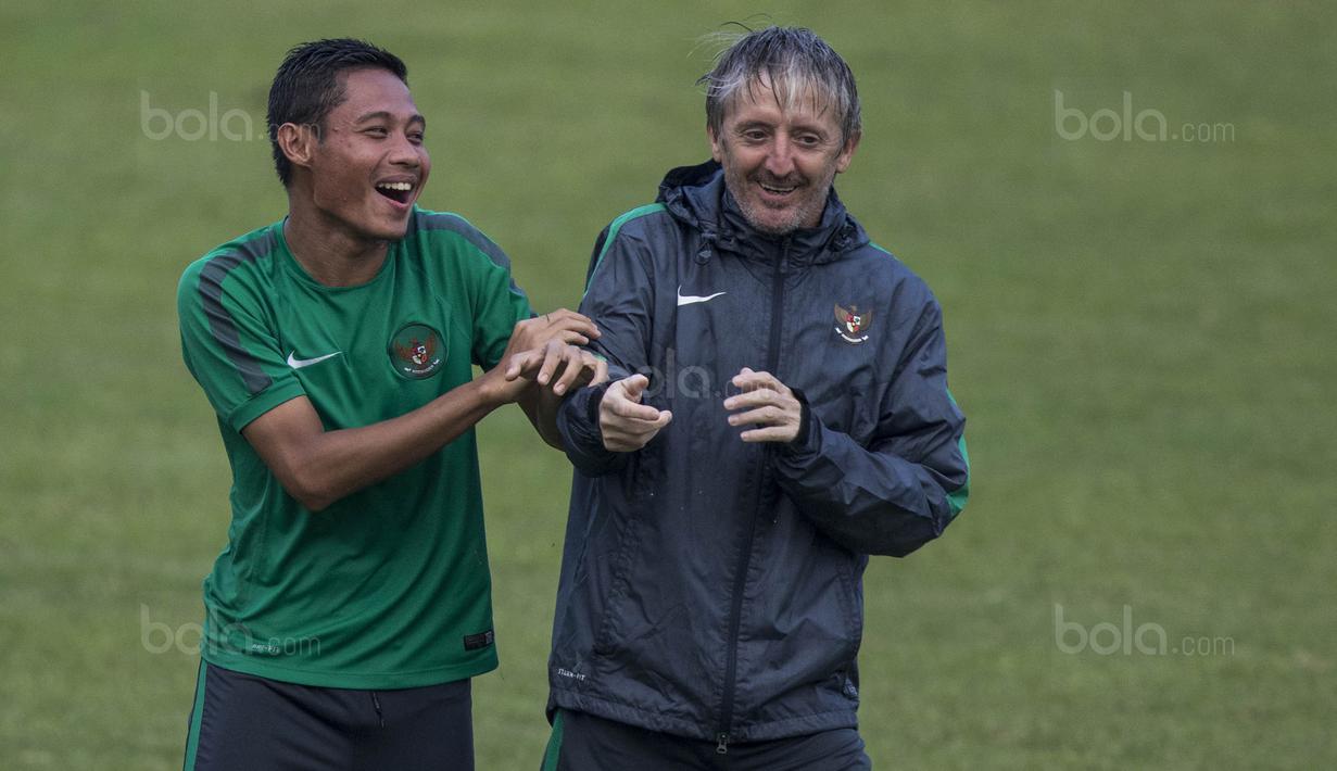Gelandang Timnas Indonesia, Evan Dimas, bercanda dengan pelatih fisik, Miguel Gandia, usai latihan di Stadion UKM, Selangor, Sabtu (19/8/2017). Evan kalah saat bermain crossbar dengan Miguel. (Bola.com/Vitalis Yogi Trisna)