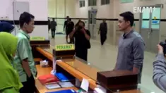 Gubernur Jambi, Zumi Zola, kembali marah melihat kinerja para bawahannya. Saking marahnya, sang gubernur bahkan sampai membanting kursi. Kejadian ini bermula saat Zumi Zola menggelar inspeksi mendadak (sidak) di RSUD Raden Mattaher Jambi. 