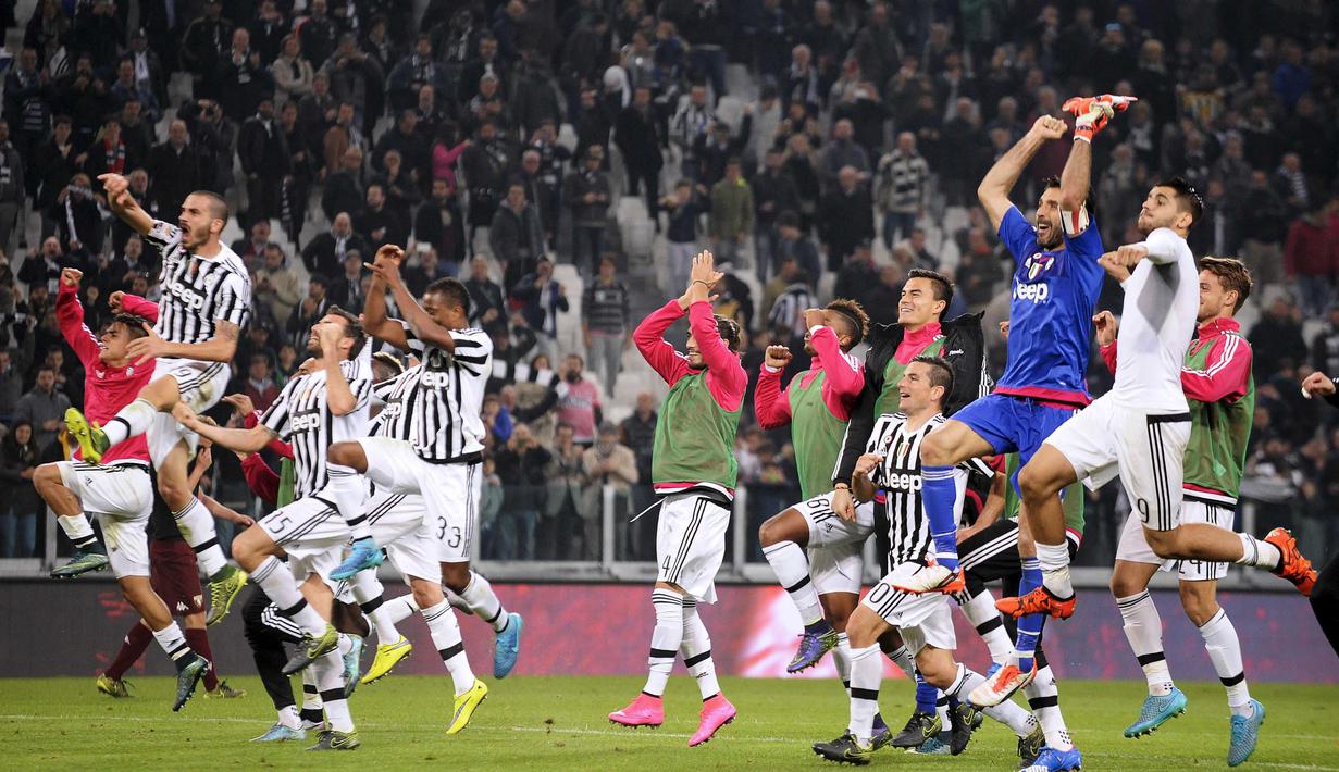 Para Pemain Juventus merayakan kemenangan atas Torino dalam lanjutan Liga Italy  Serie A di Stadion Juventus,Turin, Sabtu (31/10/2015). (REUTERS/Giorgio Perottino)