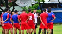 Sesi perdana latihan Makassar di Lapangan Bosowa Sport Centre, Minggu (7/3/2021) sore, untuk persiapan menghadapi Piala Menpora 2021. (Bola.com/Abdi Satria)
