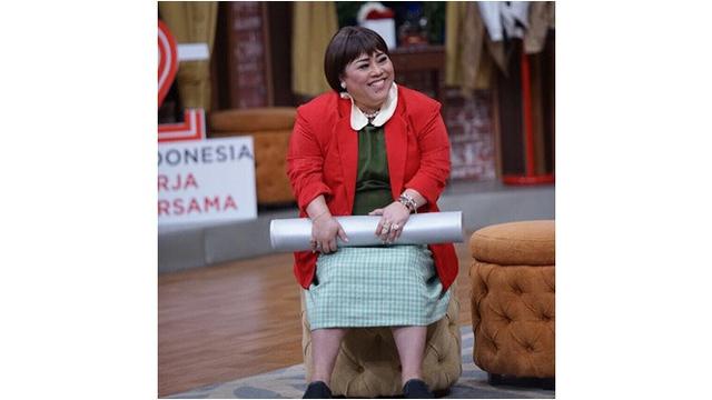 Rambut Mulai Rontok Pasca Kemoterapi, Ini 6 Potret Nunung Pakai Turban dan Wig