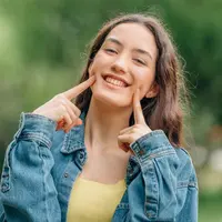 ilustrasi perempuan bahagia/carballo/Shutterstock