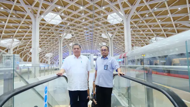 Menteri Koordinator Bidang Perekonomian Airlangga Hartarto berkesempatan untuk turut menjajal moda transportasi Kereta Cepat Jakarta bandung Whoosh. (Dok Kemenko Perekonomian)