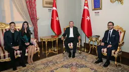 Gelandang Arsenal, Mesut Ozil didampingi kekasihnya Amine Gulse berbicang dengan Presiden Turki Recep Tayyip Erdogan saat menghadiri acara buka puasa bersama di Istana Dolmabahce, Istanbul, Turki (19/5). (Stringer/Turkish President's Press Office/AFP)