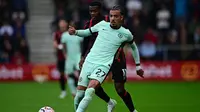 Bek Chelsea, Malo Gusto, mendapatkan pengawalan dari penyerang AFC Bournemouth, Dango Ouattara, pada laga pekan kelima Premier League 2023/2024 yang digelar di Vitality Stadium, Minggu (17/9/2023) malam WIB.