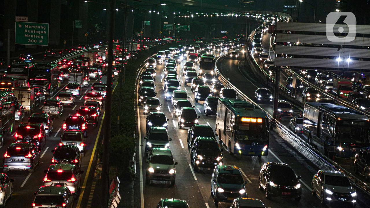 FOTO: Pegawai WFO, Jalanan Ibu Kota Kembali Macet