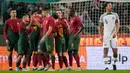 Para pemain Portugal melakukan selebrasi setelah Bruno Fernandes mencetak gol ke gawang Nigeria pada pertandingan persahabatan di Stadion Jose Alvalade, Lisbon, Portugal, 17 November 2022. Portugal menghajar Nigeria dengan skor telak 4-0, mereka akan berangkat ke Qatar pada 18 November untuk Piala Dunia 2022. (AP Photo/Armando Franca)