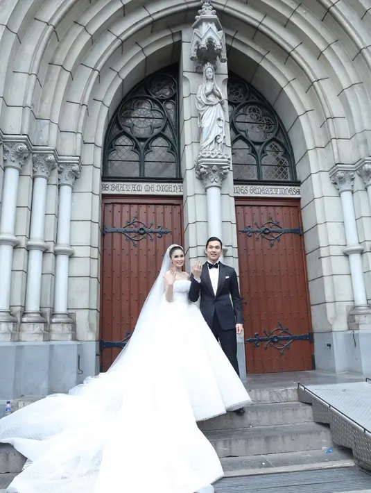 Rona bahagia kedua pengantin pada hari bahagianya. Sandra Dewi resmi dipersunting pengusaha tambang Harvey Moeis. Acara sakral itu disaksikan oleh orang nomor satu di DKI Jakarta, Basuki Tjahaja Purnama alias Ahok. (Galih W. Satria/Bintang.com)