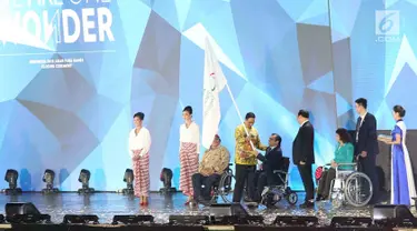 Gubernur DKI Jakarta Anis Baswedan menyerahkan bendera Asian Paralympic Committe kepada Presiden Para Committe Majid Rashed saat Penutupan Asian Para Games 2018  Stadion Madya, Gelora Bung Karno, Jakarta, Sabtu (13/10). (merdeka.com/Imam Buhori)