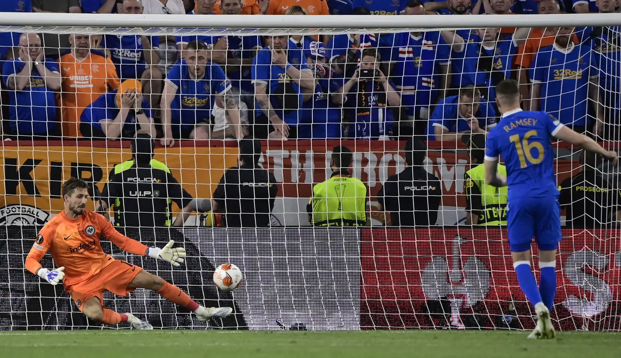 Namun, saat memasuki tendangan keempat, Aaron Ramsey gagal mempersembahkan gol untuk Glasgow Rangers usai tendangannya berhasil dibaca Kevin Trapp. (AFP/Javier Soriano)