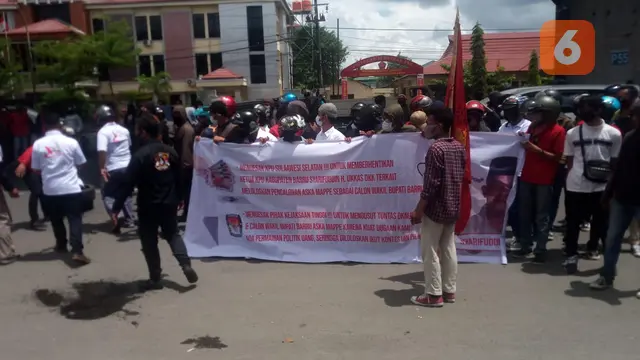 LPSS dan Germak demo di depan KPU Sulsel (Liputan6.com/Fauzan)