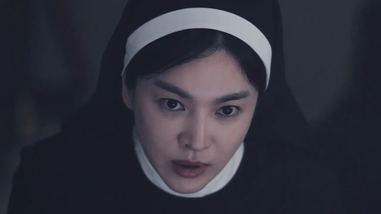 Song Hye Kyo dalam film Dark Nuns. (Next Entertainment World via Soompi)