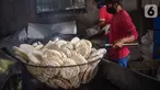 Pekerja menggoreng kerupuk di pabrik kerupuk Pasundan Bedahan, Sawangan, Depok, Senin (8/3/2020). Selama pandemi Covid-19, produksi kerupuk yang dipasarkan di kawasan Jabodetabek mencapai 900 kg dan tidak mengalami penurunan. (Liputan6.com/Fery Pradolo)