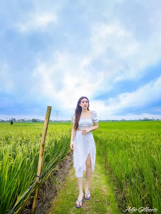 Ibu dari 4 anak ini tampil feminin dengan setelan crop top floral warna pastel. [@celine_evangelista].