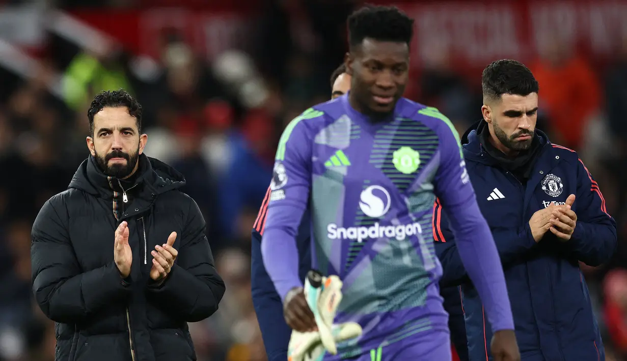 Pelatih Manchester United, Ruben Amorim memberikan tepuk tangan setelah laga lanjutan Liga Inggris 2024/2025 melawan Newcastle yang berlangsung di Old Trafford, Manchester, Inggris, Selasa (31/12/2024) WIB. (AFP/Darren Staples)