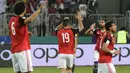 Para pemain Mesir merayakan gol saat melawan Uganda pada laga kualifikasi Piala Dunia 2018 di Borg El Arab Stadium, Alexandria, Mesir (5/9/2017). Mesir menang 1-0. (AFP/Khaled Desouki)