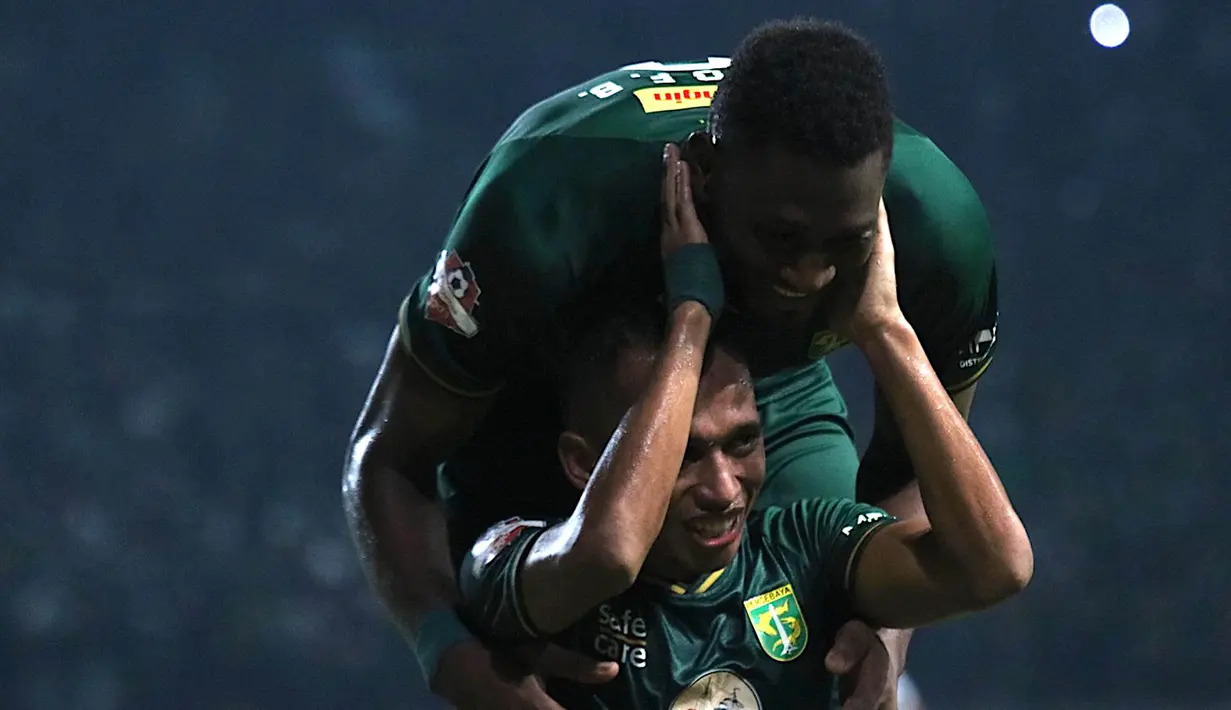 Striker Persebaya Surabaya, Amido Balde, bersama Irfan Jaya merayakan gol ke gawang Persib Bandung pada laga Liga 1 di Stadion Gelora Bung Tomo, Surabaya, Jumat (5/7). Persebaya menang 4-0 atas Persib. (Bola.com/Aditya Wani)