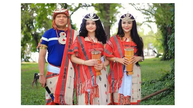 6 Gaya Menawan Krisdayanti Pakai Baju Adat Timor Leste yang Curi Perhatian