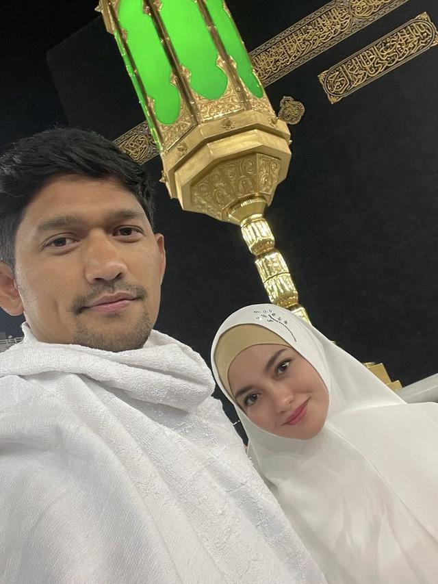 Pesona Ririn Ekawati Kenakan Kerudung Saat Umroh