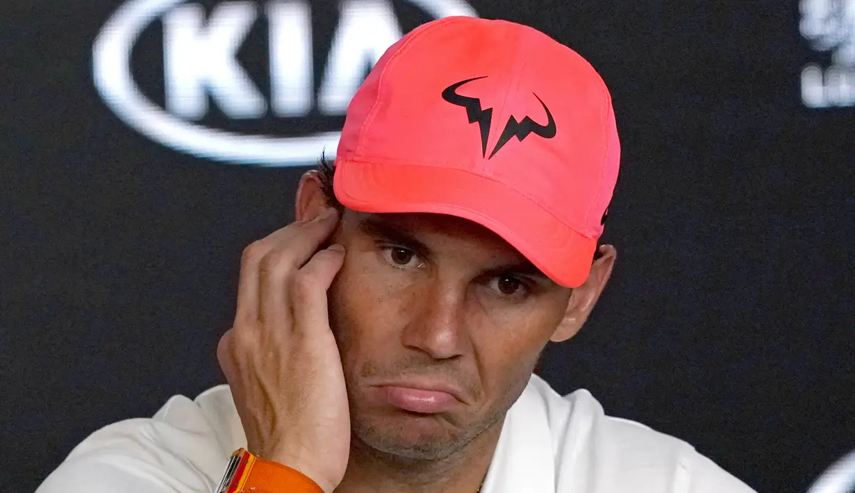 Petenis Spanyol, Rafael Nadal menyampaikan konferensi pers menyusul kekalahannya atas Dominic Thiem dari Austria pada perempat final Australia Terbuka di Melbourne, Australia, Kamis (30/1/2020). Nadal memenangkan 19 Grand Slam, tertinggal satu angka di belakang Roger Federer. (AP Photo/Lee Jin-man)