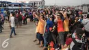 Warga berselfie saat menunggu kedatangan kapal di Pelabuhan Kali Adem, Jakarta, Kamis (5/5). Ratusan masyarakat tersebut akan menikmati libur panjang di Kepulauan Seribu. (Liputan6.com/Angga Yuniar)