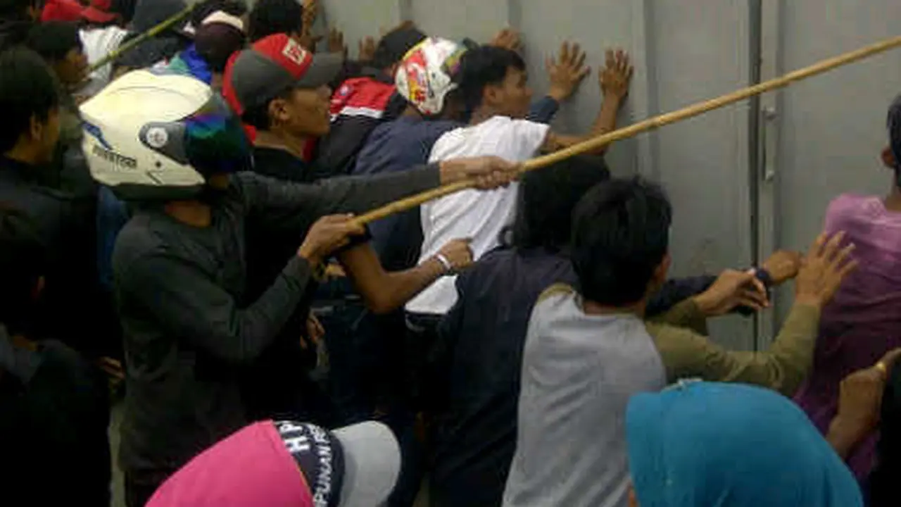 Minta Dipekerjakan, Warga Nyaris Rubuhkan Gerbang PT Mayora