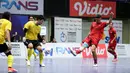 Pemain Red Rocket, Samsir Alam (kanan) melesatkan bola ke arah gawang Golden Arrow pada laga futsal Turnamen Olahraga Indonesia (TOSI) Season 3 yang berlangsung di Indomilk Arena, Tangerang, Sabtu (12/10/2024). (Bola.com/Bagaskara Lazuardi)
