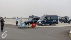 Sejumlah mobil jenazah dipersiapkan untuk menerima jenazah korban jatuhnya Pesawat TNI AU Hercules C-130 yang akan tiba di Lanud Halim, Jakarta, Rabu (1/7/2015). Peristiwa nahas tersebut merenggut sekitar 122 korban jiwa. (Liputan6.com/Faizal Fanani)