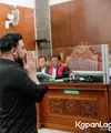 Aktor Ammar Zoni menjalani sidang vonis terkait kasus narkoba yang menjeratnya. Majelis Hakim Pengadilan Negeri Jakarta Selatan menjatuhkan vonis tujuh bulan penjara. Berikut potret Ammar saat menjalani sidang vonis Selasa (26/9/2023). [Foto: KapanLagi.com/Muhammad Akrom Sukarya]