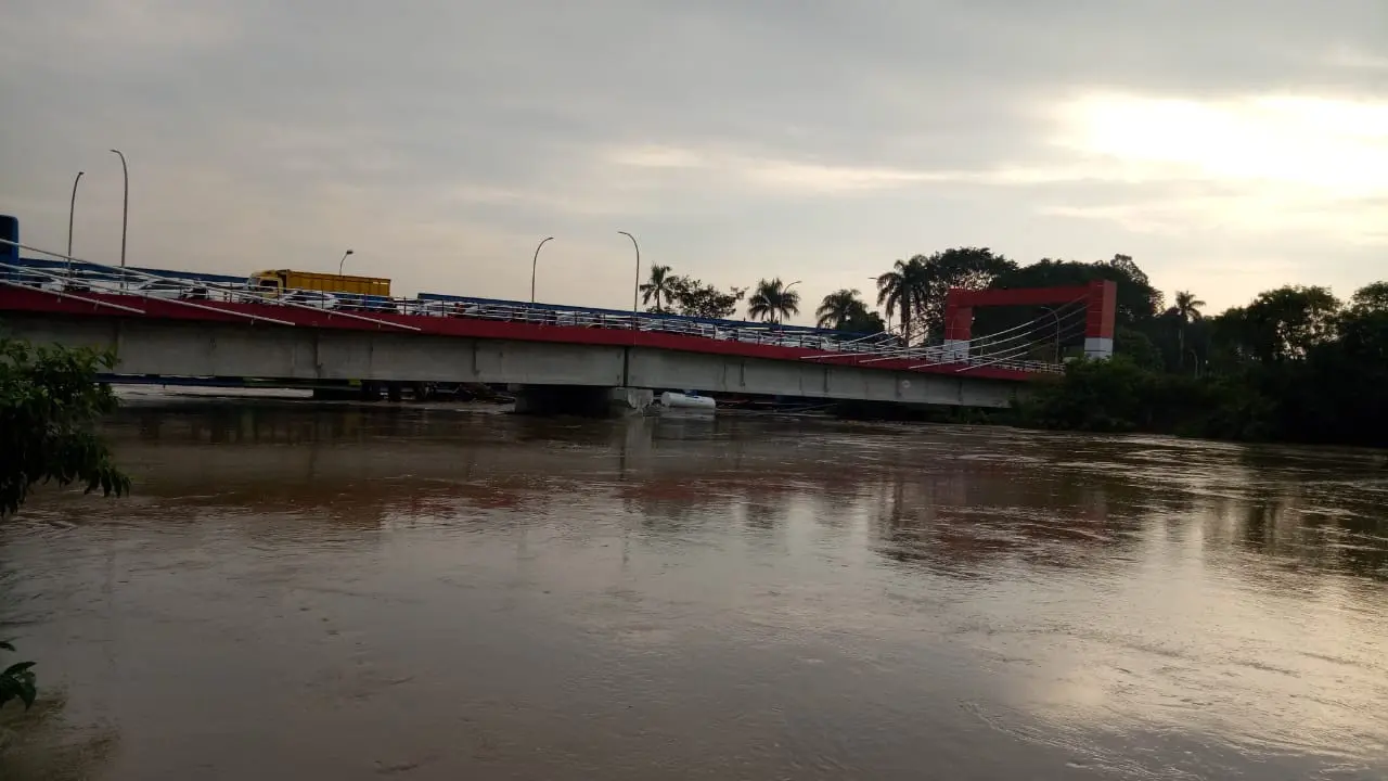 Sungai Cisadane meluap dan membanjiri pemukiman di bantaran serta beberapa akses jalan di Kota Tangerang. (Liputan6.com/Pramita Tristiawati)