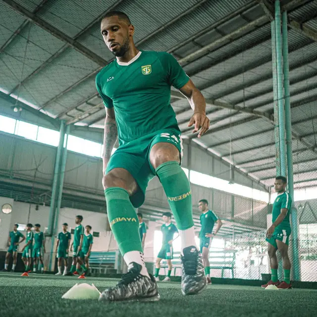 6 Potret Alie Sesay Latihan Bersama Persebaya, Bek Asing Tangguh
