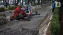 Petugas Sudin SDA Setiabudi menggunakan alat berat untuk mengeruk lumpur yang mengendap di Kali Minangkabau, Jakarta, Kamis (2/7/2020). Pengerukan dilakukan guna mengembalikan kedalaman kali sehingga memerlancar aliran air. (Liputan6.com/Immanuel Antonius)