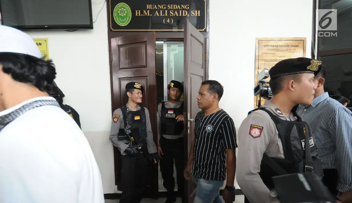 Sejumlah personel kepolisian bersenjata lengkap berjaga di ruang sidang PN Jakarta Selatan saat sidang pembacaan tuntutan terhadap terdakwa sejumlah kasus tindak pidana terorisme, Aman Abdurrahman, Jumat (18/5). (Liputan6.com/Helmi Fithriansyah)