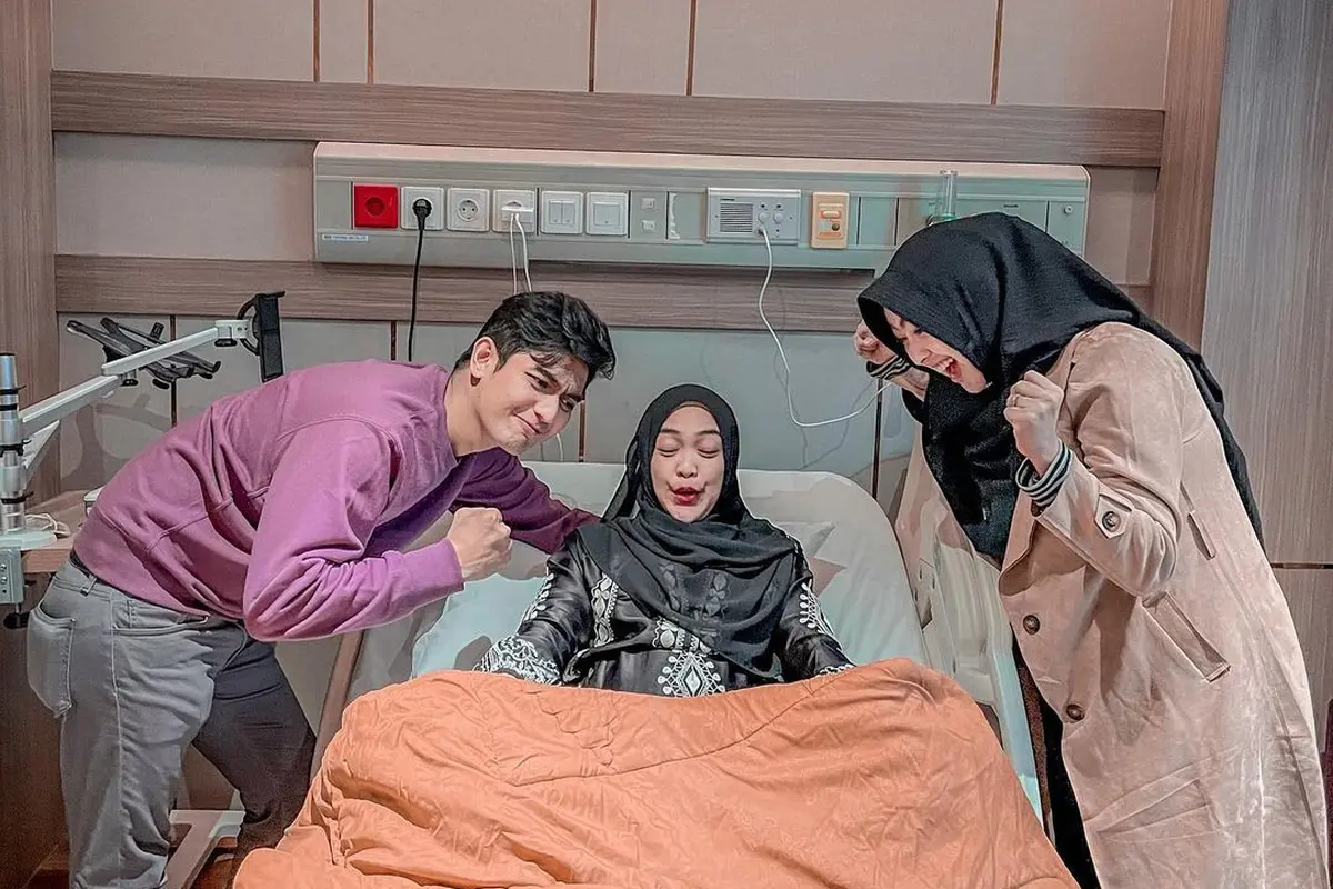 Jelang melahirkan, Ria Ricis yang ditemani suami, Teuku Ryan, serta sang kakak dr. Shandy melakukan latihan bila melahirkan secara normal. Sayangnya, ia harus menajalani operasi caesar. (Foto: Instagram/@riaricis1795)