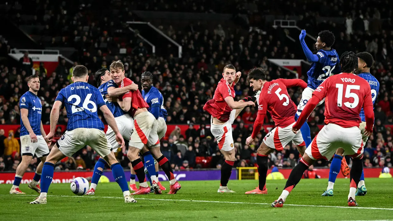 Foto: Harry Maguire Jadi Pahlawan Kemenangan MU di Liga Inggris, Lesatkan Gol saat Setan Merah Kalah Jumlah Pemain