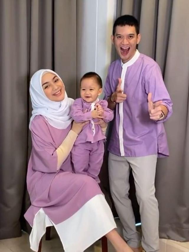 7 Gaya Citra Kirana, Rezky Aditya dan Baby Athar Pakai Baju Couple, Kompak Banget
