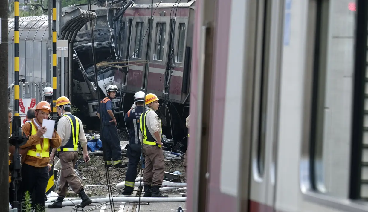Truk ringsek setelah tabrakan dengan kereta di Yokohama, Prefektur Kanagawa, Jepang, Kamis (5/9/2019). Si pengemudi truk yang berusia 60-an tahun, kini dalam kondisi kritis di rumah sakit setempat. (Kazuhiro NOGI/AFP)