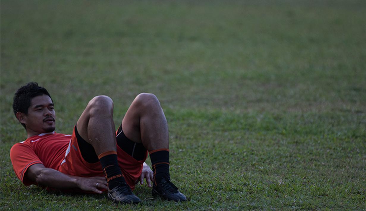 Penyerang Persija Jakarta, Bambang Pamungkas melakukan pendinginan usai mengikuti latihan bersama tim Macan Kemayoran jelang Piala Presiden 2015 di Lapangan Yon Zikon 14, Jakarta, Senin (24/8/2015). (Bola.com/Vitalis Yogi Trisna)