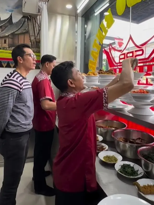 Adrian Maulana makan masakan Padang (Instagram/adrianmaulana)