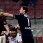 Gelandang AC Milan, Juraj Kucka (kiri) berebut bola dengan kiper Torino, Daniele Padelli, dalam laga Serie A Italia di Stadion San Siro, Milan, (27/2/2016). (AFP/Giuseppe Cacace)