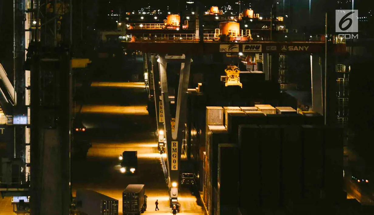 Aktivitas bongkar muat peti kemas di Pelabuhan Tanjung Priok, Jakarta, Rabu (31/10). Sejak fasilitas PSF diluncurkan, sejauh ini belum ditemukan kendala. (Liputan6.com/Immanuel Antonius)