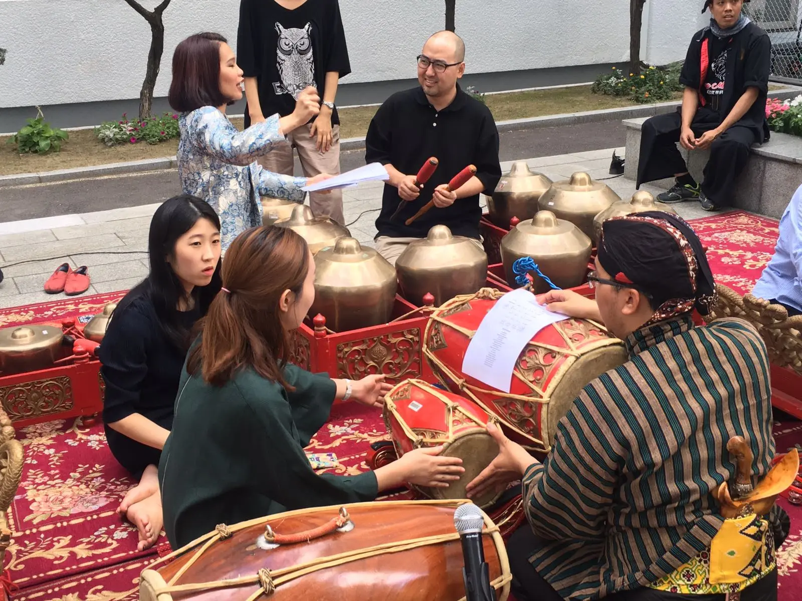 Warga Korea Selatan antusias belajar gamelan Jawa. (Dokumentasi KBRI Seoul)