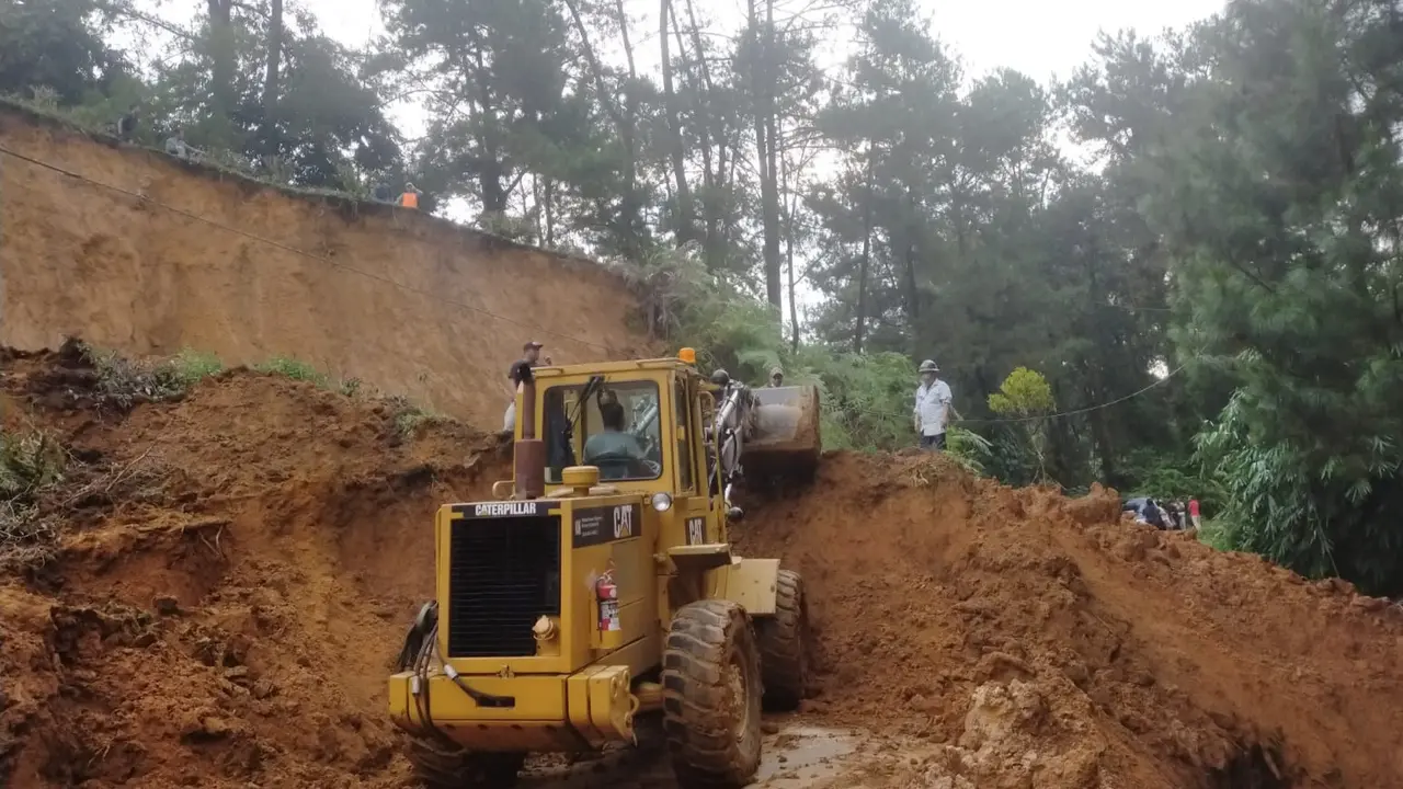 Jalur Alternatif Bogor-Sukabumi Tertimbun Longsor